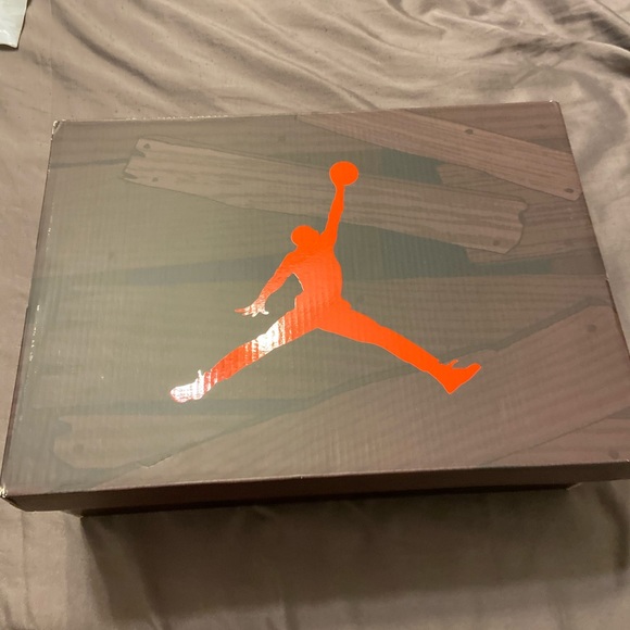 Selling the raging bulls Jordan 5s dead stock btw